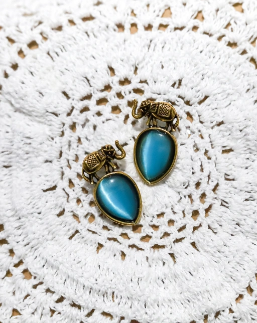 Vintage-style with a teardrop